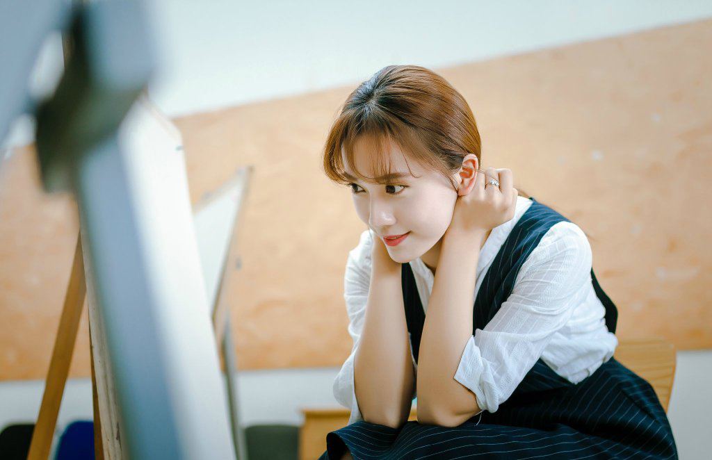 画室里的清纯文静美女